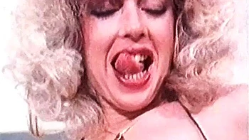 Boquete e doggy com a loira Crissi Stevens