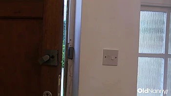 Melanie Taylor, rousse BBW britannique, suce la queue de Chris