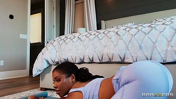 Ebony le chupan y lamen el culo a Zac Wild