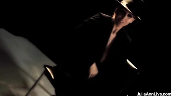 Julia Ann chevauche en cowgirl avec ses gros seins fake