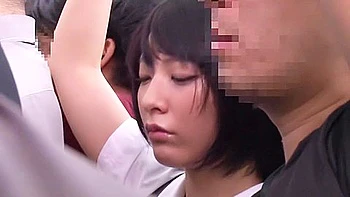 La bombe bave, les yeux vides pendant le bukkake