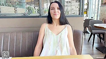 Novia alemana cachonda prueba vibrador Lovense en público