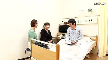 MILF japonaise séduit avec passion mature