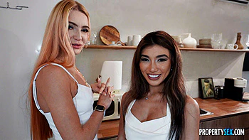 Лысая киска сосет и трахается на кухне