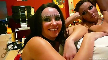 Блондинки MILF в чулках и белье трахаются на публике