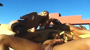 Asiática com pau grande leva boquete e é fodida de quatro e monta