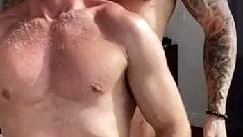 Ajx suce et branle sa grosse bite avec les pieds