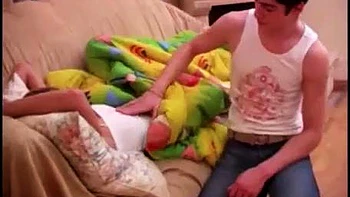 Priscilla suce, baise en levrette et missionnaire