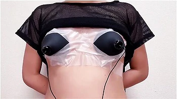 Nipples orgasmique d'une japonaise avec jouets transparents
