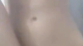 Indienne poilue en chaleur se masturbe seule