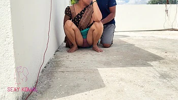 Komal llama a su amiga en la terraza para sexo milf caliente