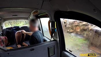 Schwarze Tussi fickt hart im dampfenden Taxi Anal und Blowjob