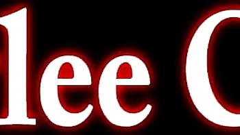 Verführerische Milf Charlee Chase fickt ihren Fan