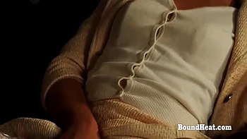 Adolescente morena loca menea su gran culo en acción lésbica