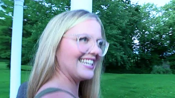 Milf rubia follada en público con polla grande y creampie anal