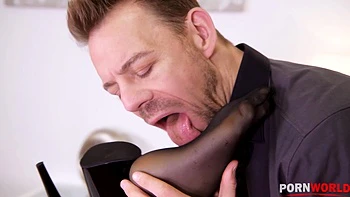 Blonde Ungarin in Handschellen mit heißem Fußjob