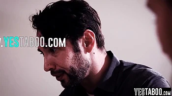 Geiler Stiefvater fickt schüchternes Jungfernteenie und Stieftochter