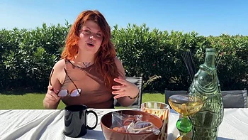 Alyson se dépêche de rejoindre Marie pour du sexe en lingerie et jouets