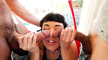 Brunette de peitões fodida dupla penetração