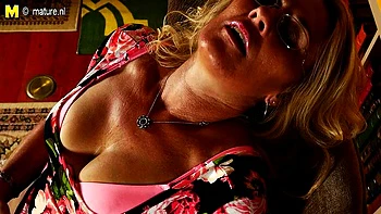 Волосатая MILF принимает жесткий минет в США