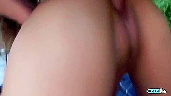 Brunette asiática com peitos caídos gozando pau duro ao ar livre