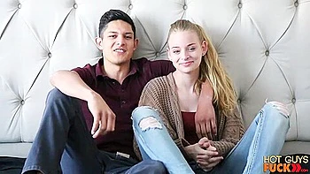 Ebony Teen Sarah wird vom großen Schwanz gefickt