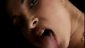 Alexa May bläst Schwanz und reitet Doggy im heißen Dreier