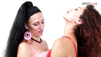 Luna Dark et Dana Santo dévorent leurs chattes lesbiennes en furie