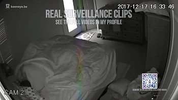 Caméra cachée surprend milf à gros seins en train de baiser dans la chambre