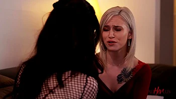 Татуированные лесбиянки Эвелин и Каденс лижут киски