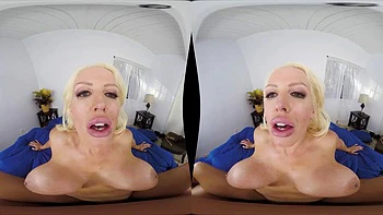 Милфа сосёт и скачет сверху в VR