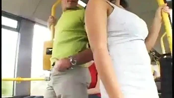 Brünette mit fetten Titten fickt Doggy und Missionar