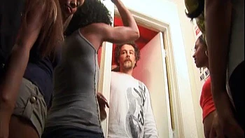 Milf bläst und reitet Doggy, pinkelt beim Ficken