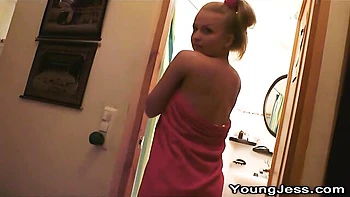 Jess, russische Blondine, masturbiert unter der Dusche