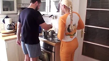 Sklave Joschi wird von strenger Küchenherrin brutal bestraft - Femdom