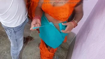 Busige indische Bhabhi hart gefickt draußen - rauer Desi Ehefrau-Sex