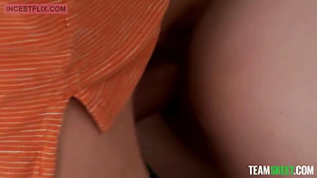 Adolescente brune aux petits seins secoue son gros cul furieusement