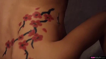 Petite salope asiatique Vina Sky se fait baiser fort