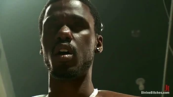 Садистка-рыжая дразнит черный член, не даёт кончить