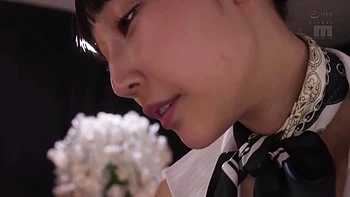 Belle asiatique te baise la queue sans arrêt avec sa main divine