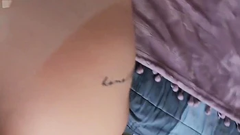 Filles LGBT offrent un threesome chaud avec jouets à leur fan