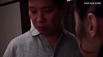 Busty asiatische Brünette mit riesigen Titten