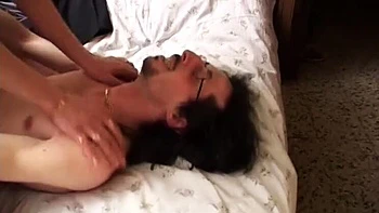 Demi-sœur italienne se fait baiser le cul en trio amateur