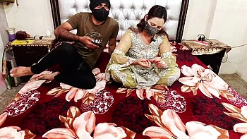 Desi MILF Bhabhi fickt hart anal im Doggy Style mit großen Titten