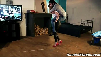 Brune sexy soulevée et portée pour kink