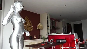 Ange en peinture argent suce et se fait facial sur grosse chatte