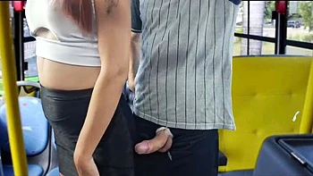 Adolescente ruiva sardenta fodida forte no ônibus público