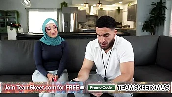 Adolescente vierge en hijab baisée durement par coach