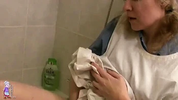 Infirmière Nona Lea se branle la chatte mouillée dans la salle de bain