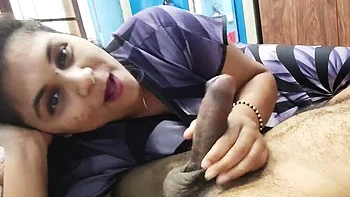 Madrasta indiana gostosa chupa o pau do enteado no shopping